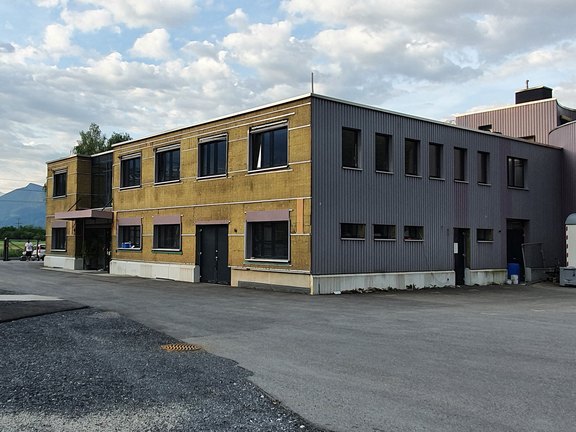 18.05.2022: Betriebsgebäude Demontage Fassade
