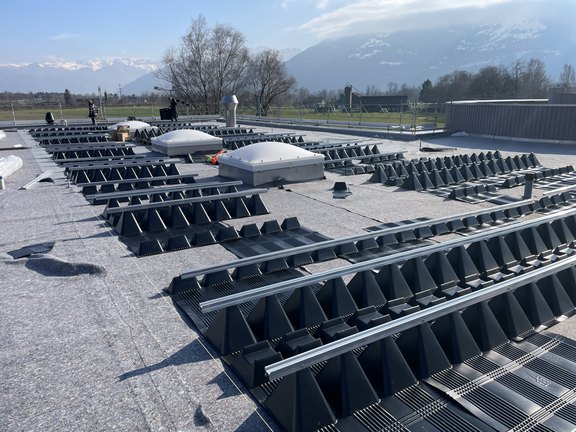 28.02.2023: Betriebsgebäude Dach Vorbereitung für Montage Photovoltaik